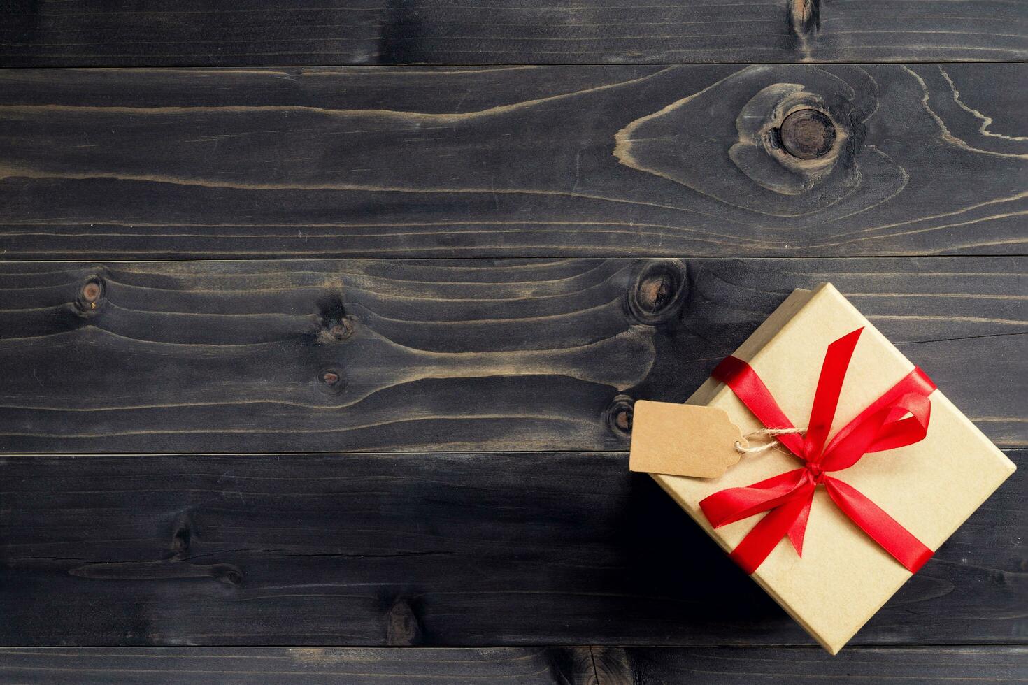 marrón regalo caja en rústico madera antecedentes con espacio para texto. foto