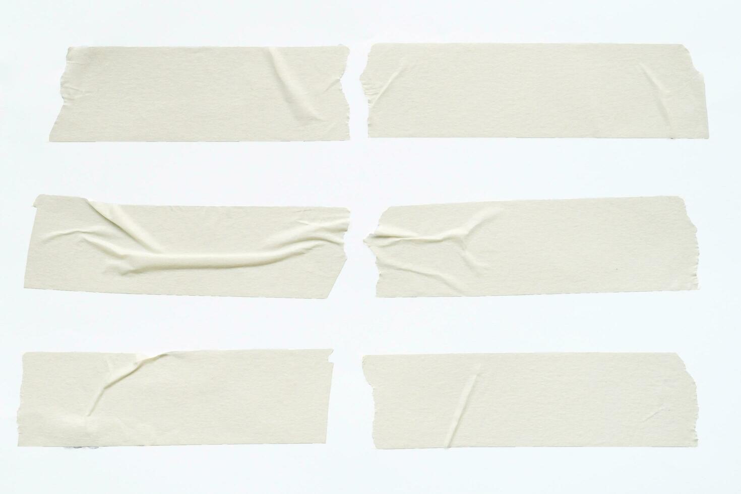 primer plano de la cinta adhesiva conjunto de arrugas sobre fondo blanco foto