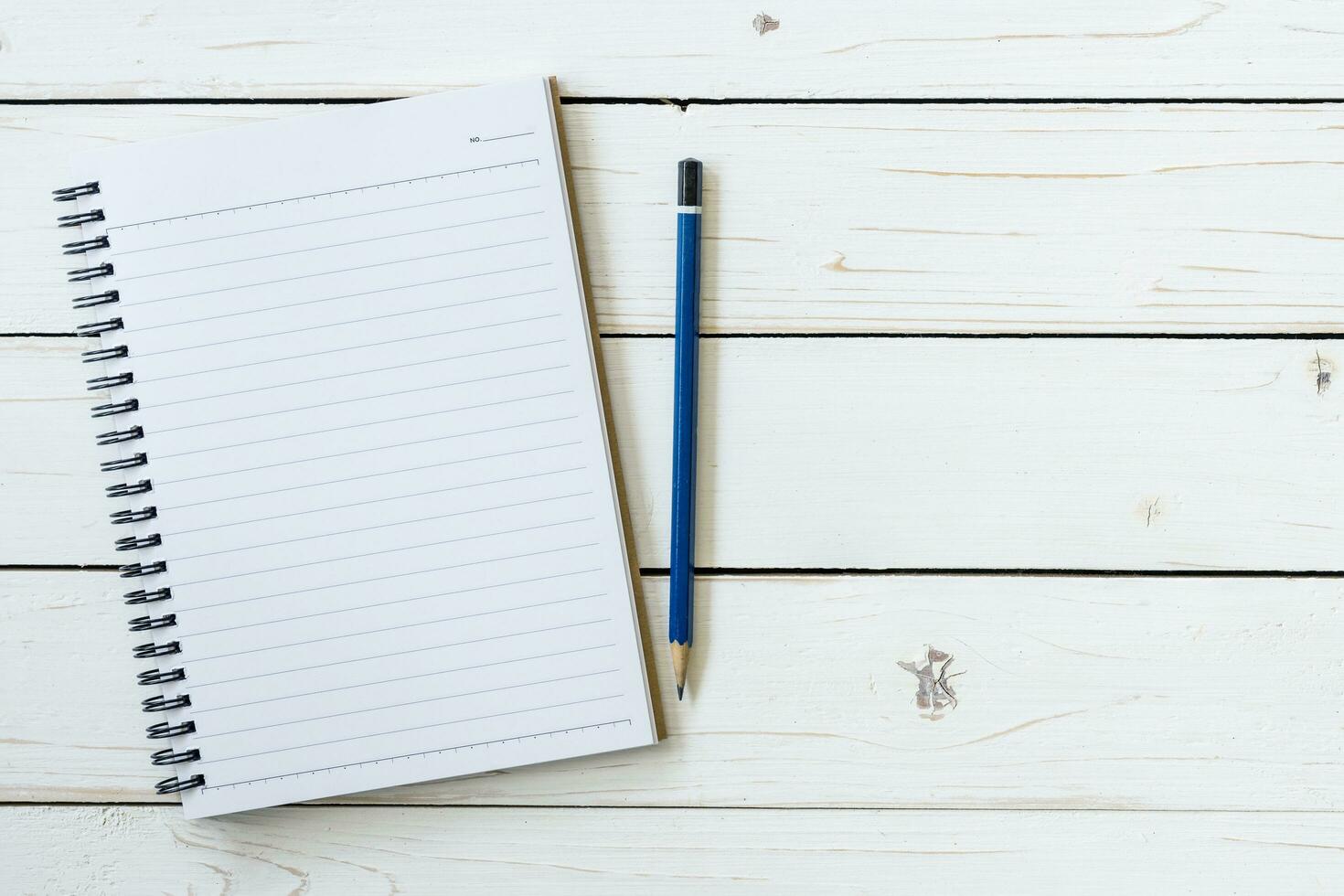 cuaderno abierto con páginas en blanco y lápiz foto