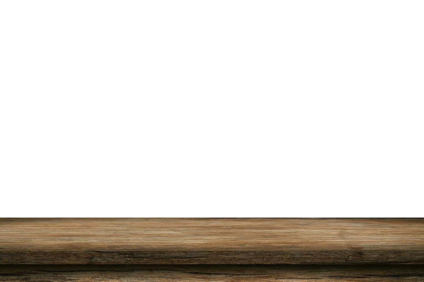 mesa de madera vacía sobre fondo blanco aislado y montaje de exhibición con espacio de copia para el producto. foto