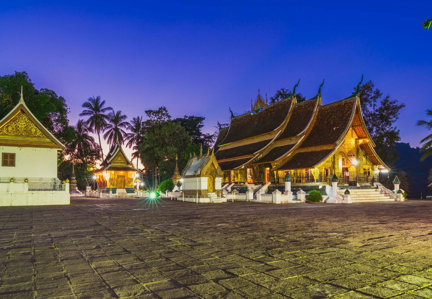 templo de la ciudad dorada de wat xieng thong en luang prabang, laos. El templo de xieng thong es uno de los más importantes de los monasterios laosianos. foto