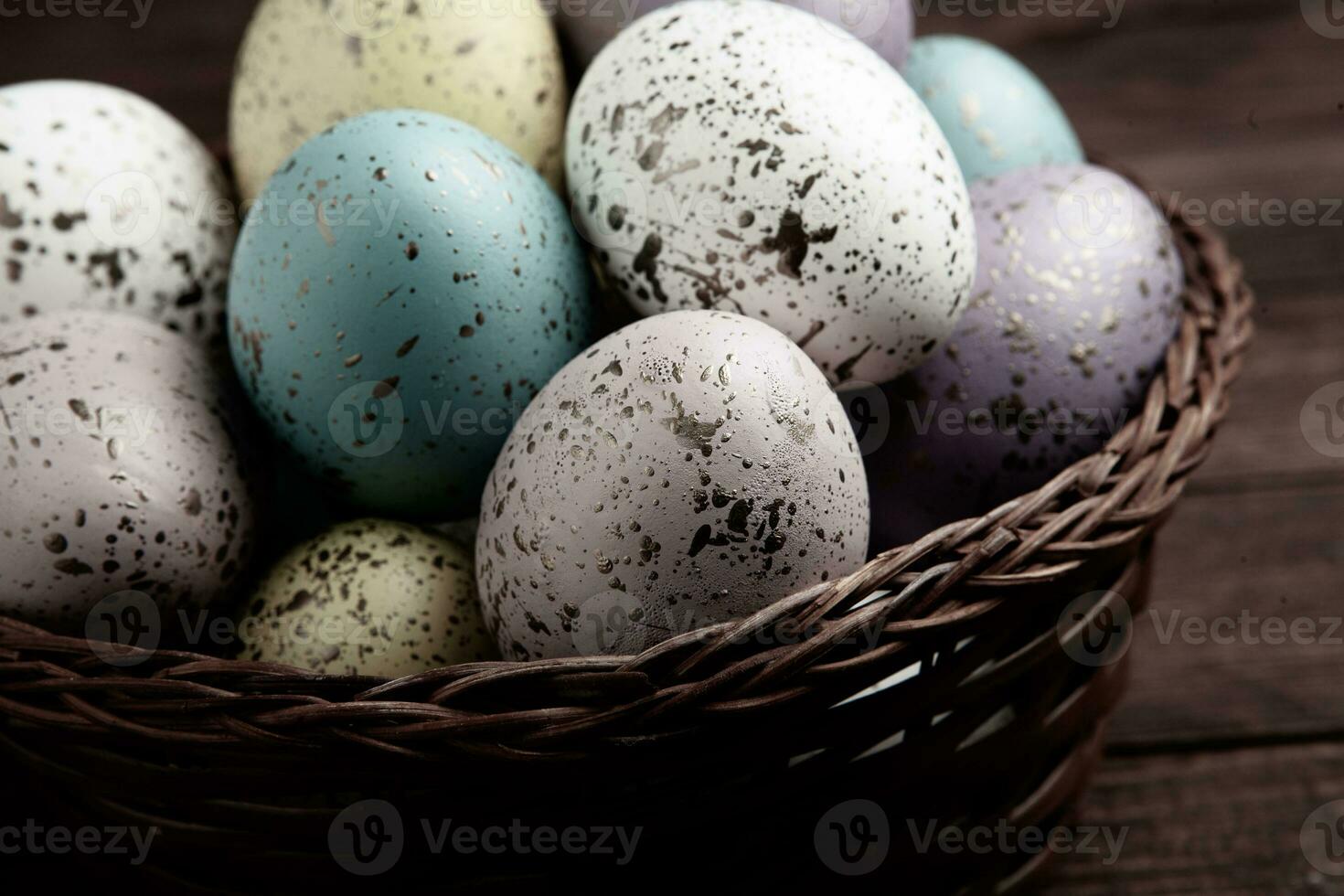 fondo de huevos de pascua de color pastel pintado a mano. feliz tarjeta de felicitación de pascua o invitación. foto