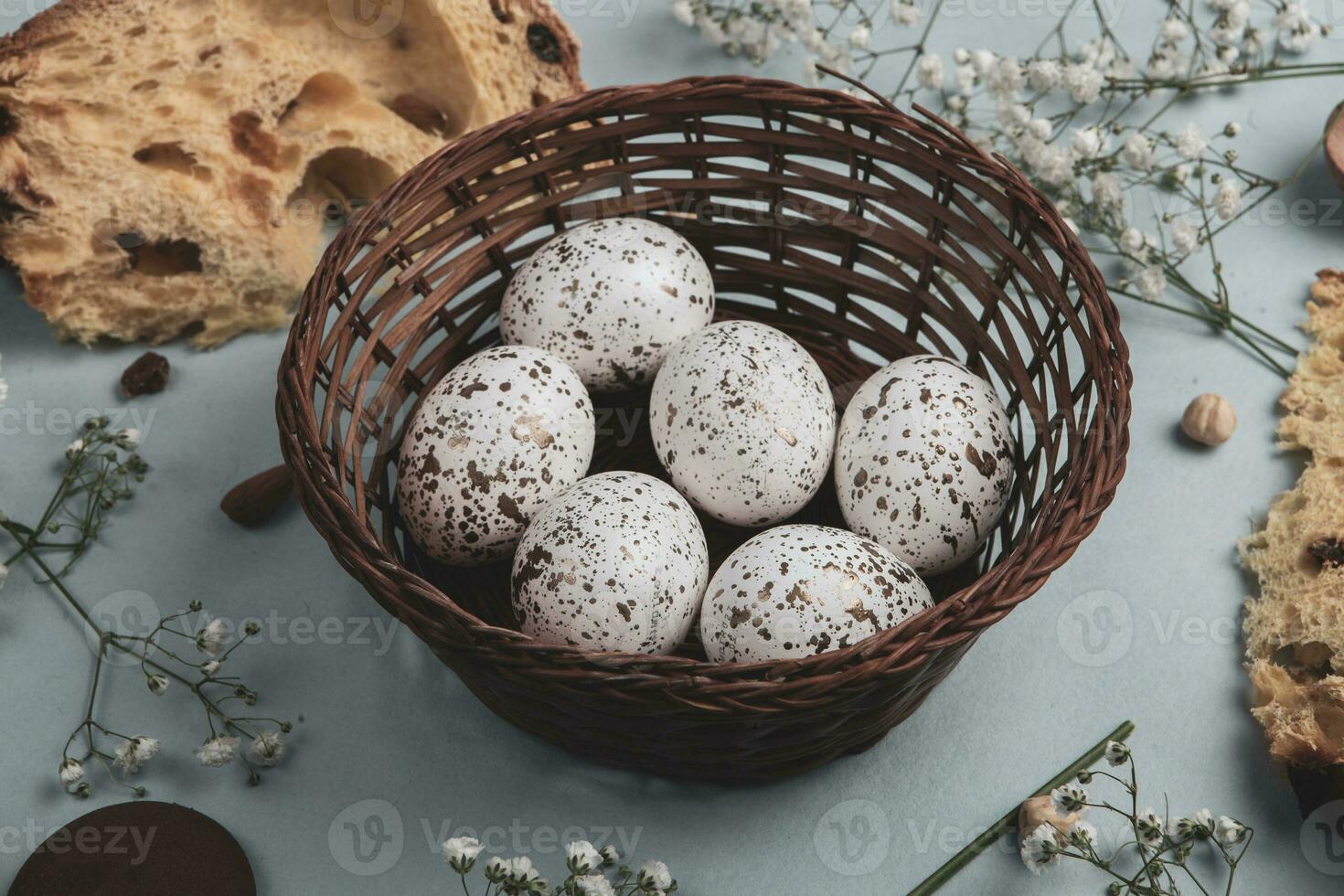 fondo de huevos de pascua de color pastel pintado a mano. feliz tarjeta de felicitación de pascua o invitación. foto