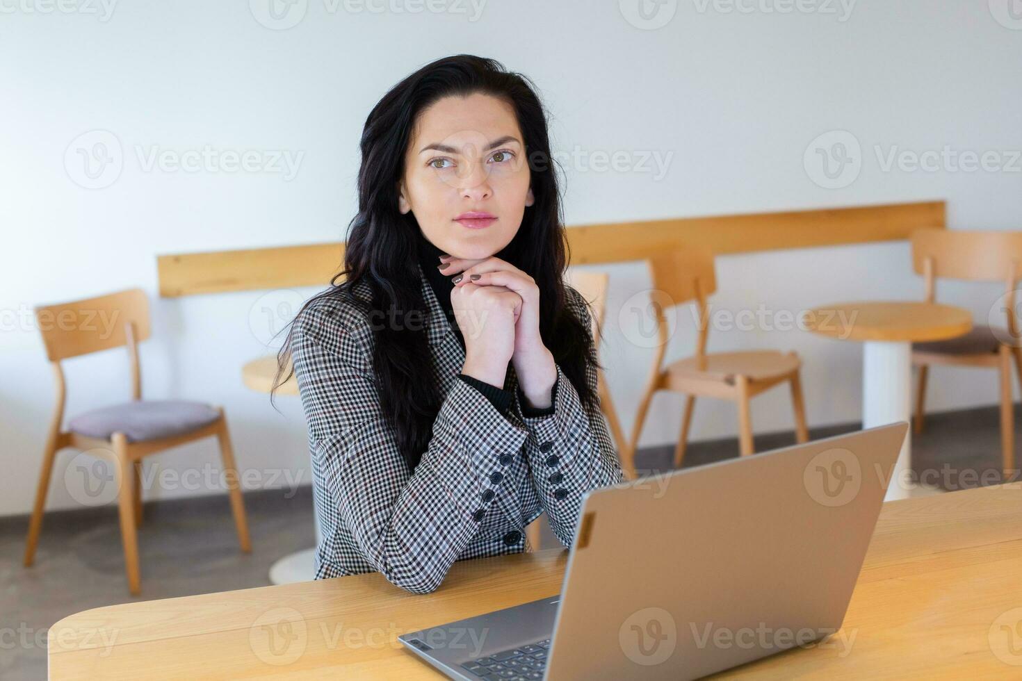 hermosa mujer de negocios trabajando en un ordenador portátil. hembra persona de libre dedicación conectando a Internet vía computadora. blogger o periodista escritura nuevo artículo. foto