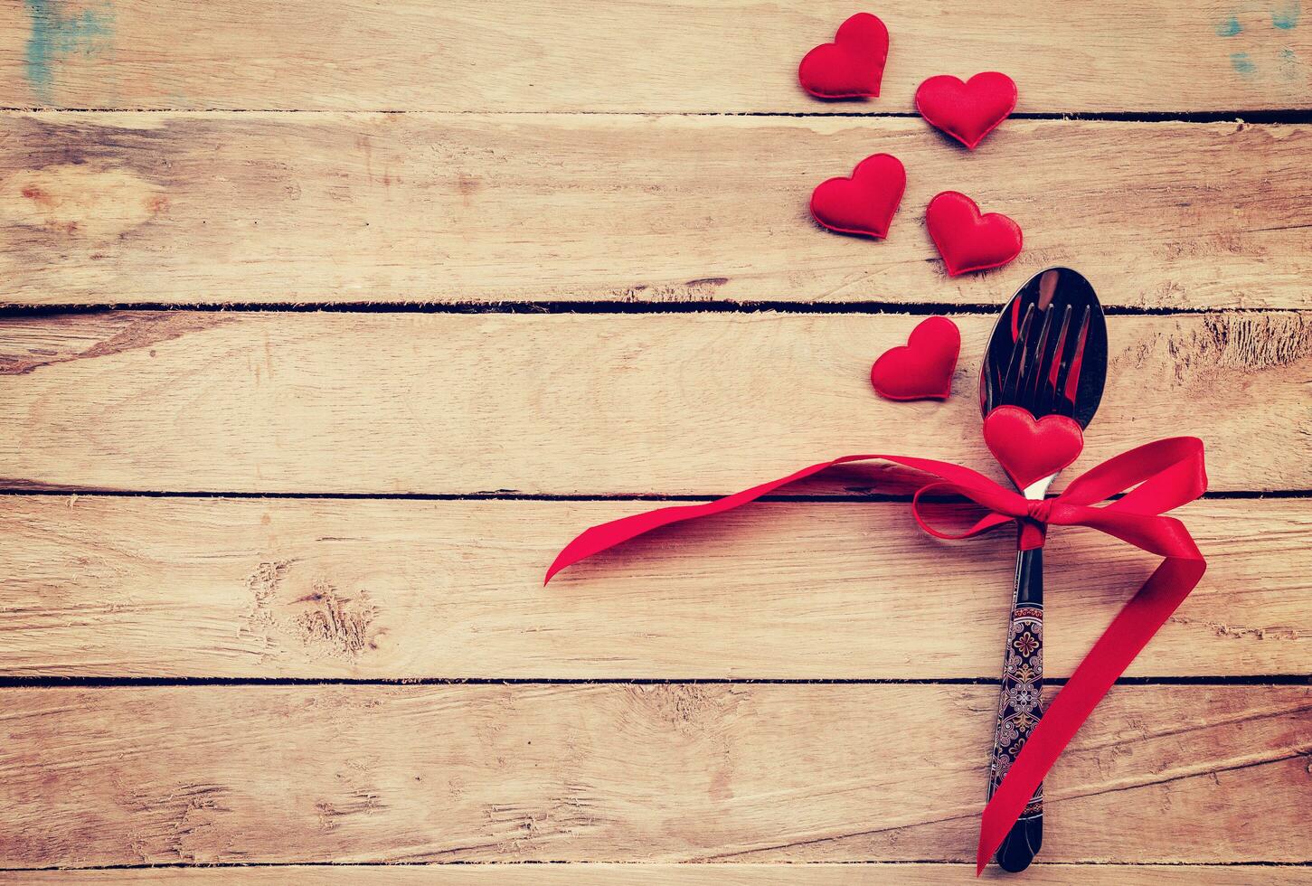 mesa ajuste cuchillería y rojo corazón para cena enamorado día. foto