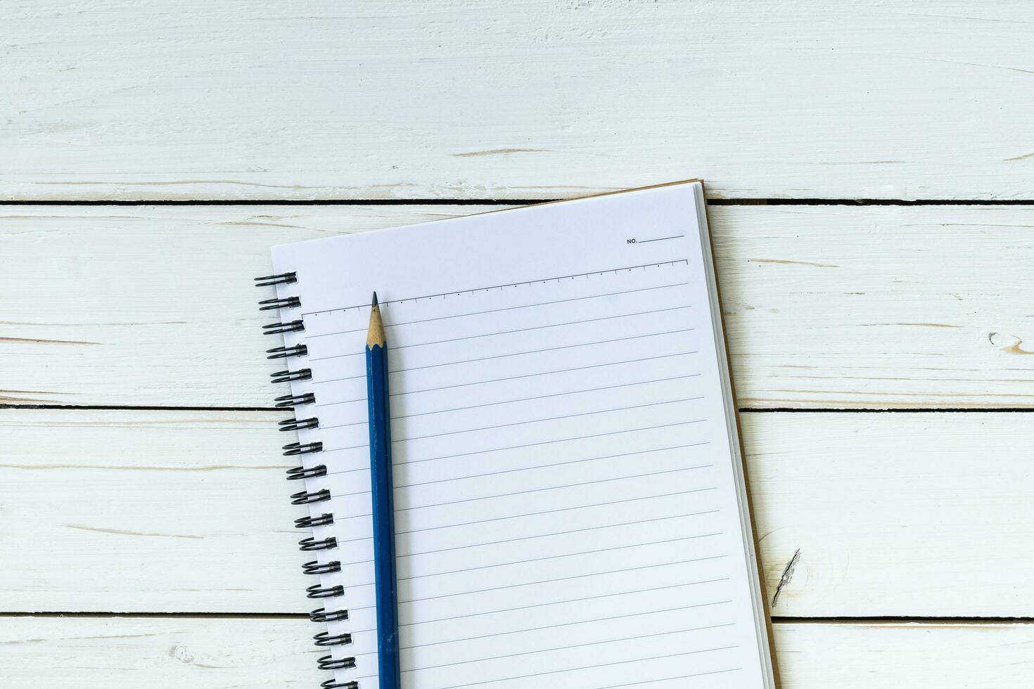 cuaderno abierto con páginas en blanco y lápiz foto