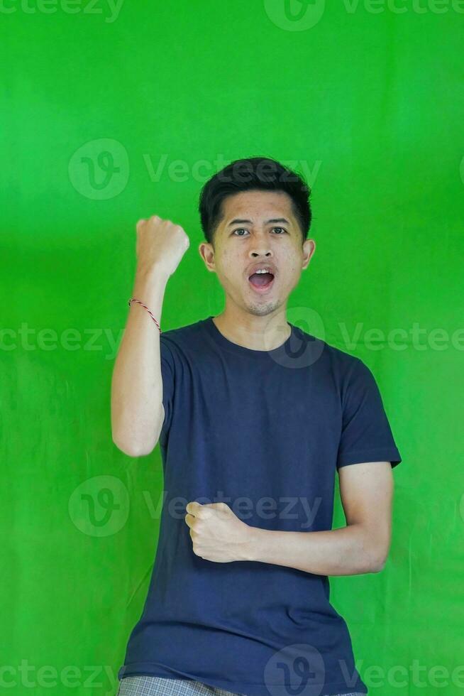 expresivo casual balinés asiático chico modelo para publicidad con verde pantalla estudio antecedentes foto