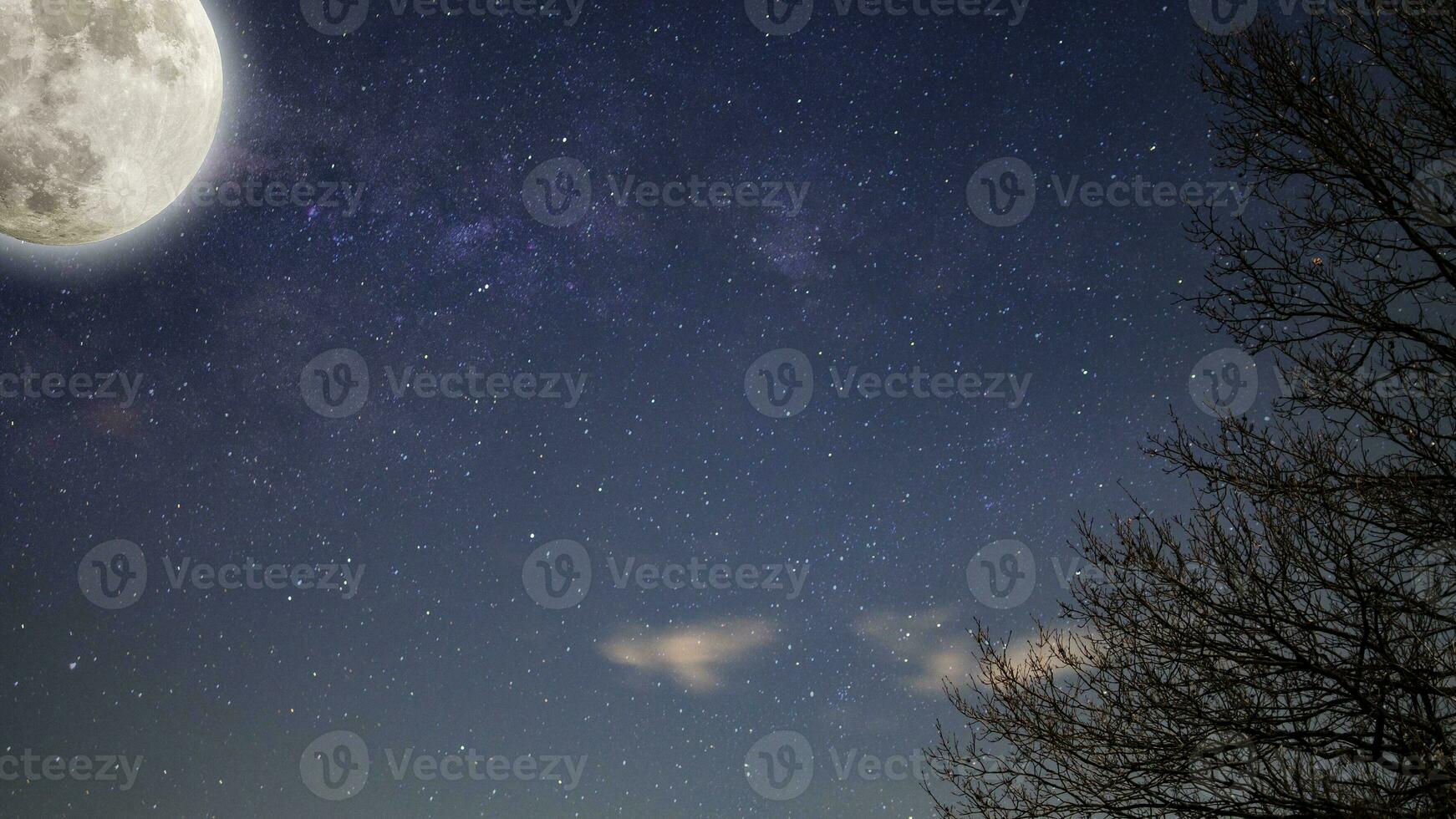 noche cielo lechoso camino con lleno Luna y universo constelaciones en el antecedentes. foto