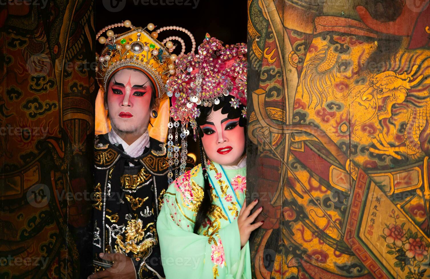 retrato de masculino y hembra ópera intérpretes a el Entrada a un sagrado santuario o templo, Orando para bendiciones en el ocasión de el anual chino nuevo año. foto