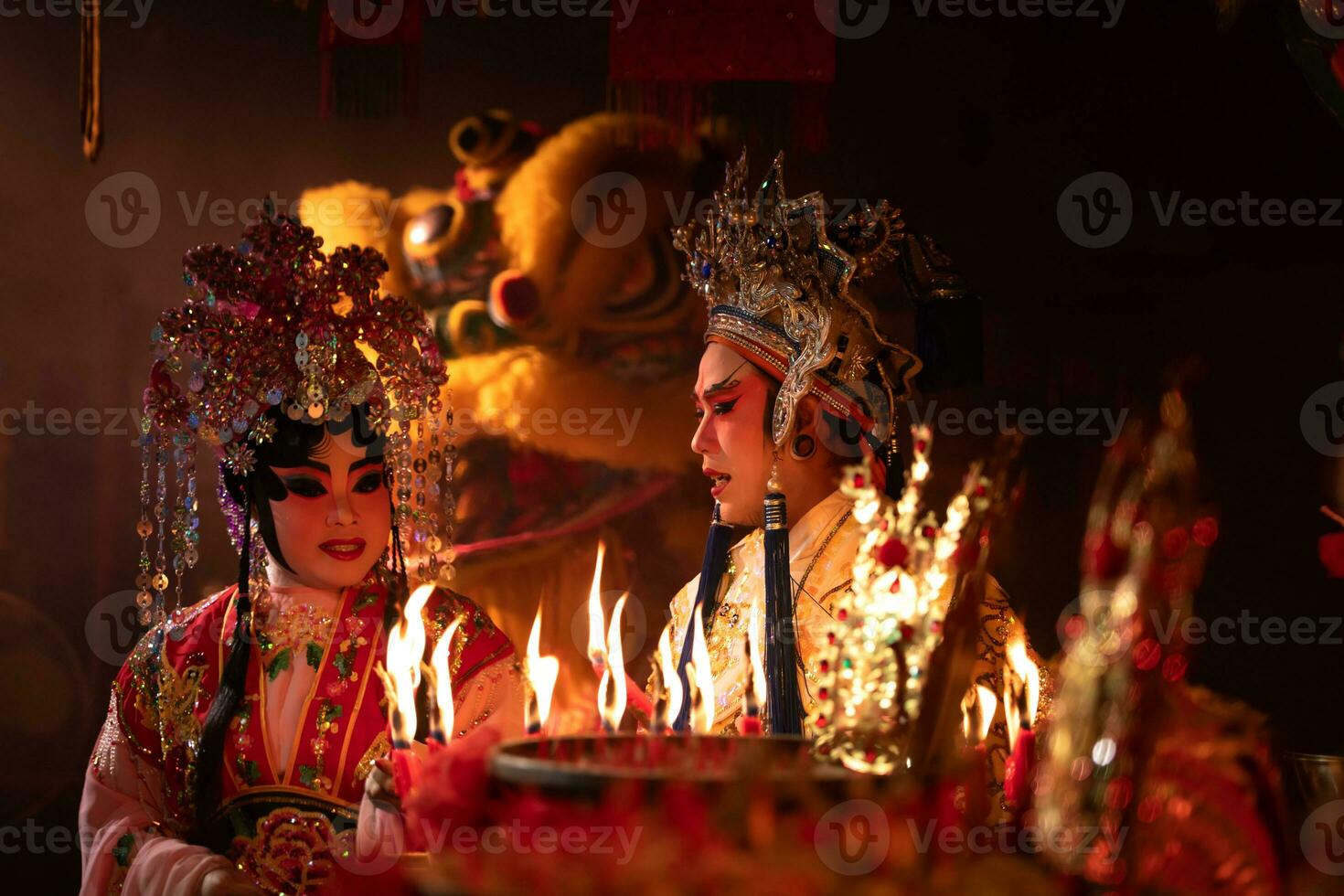 masculino y hembra chino ópera actores ligero un vela a orar homenaje a el Dioses a mejorar el prosperidad para tú mismo en el ocasión foto