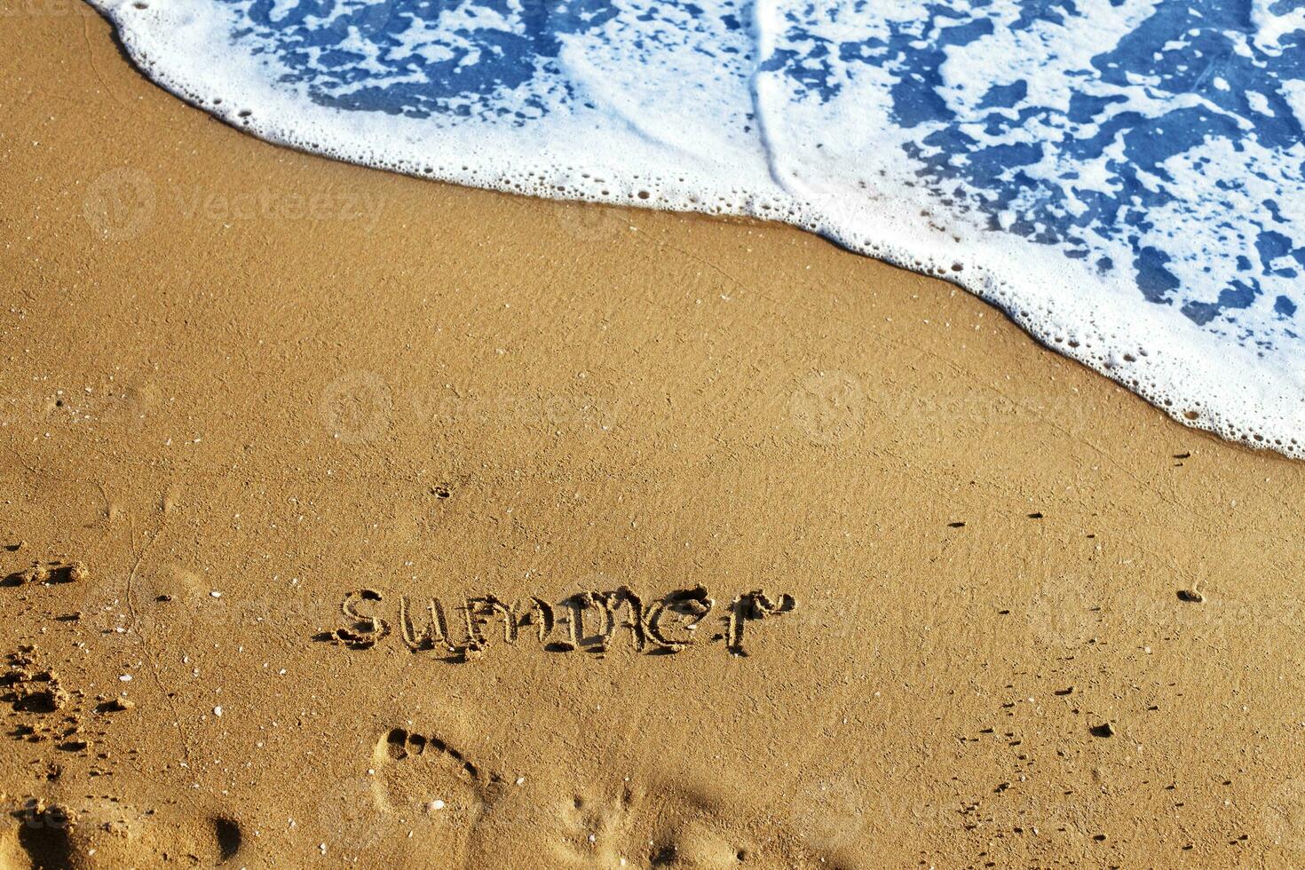 palabra verano escrito en el arenoso playa y huella con ola y Copiar espacio foto