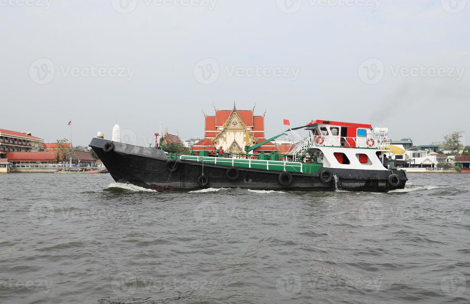 barco en frente de wat rakhangkhositraram woramahavihan templo, en Bangkok tailandia foto