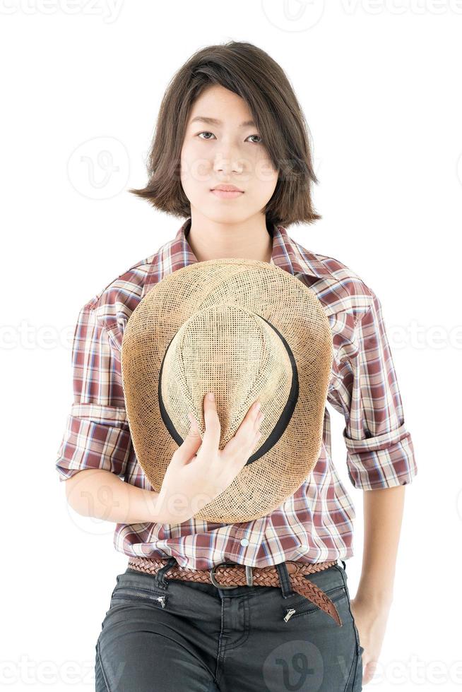 mujer joven en una camisa a cuadros posando en estudio sobre fondo blanco foto