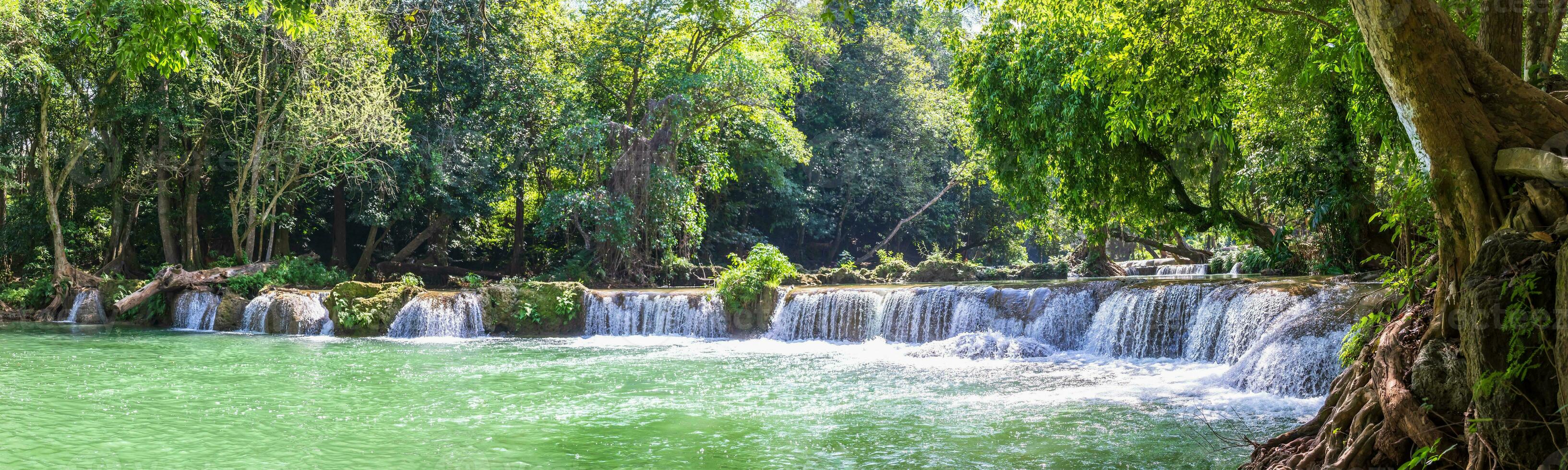 cascada en un bosque en la montaña en el bosque tropical foto