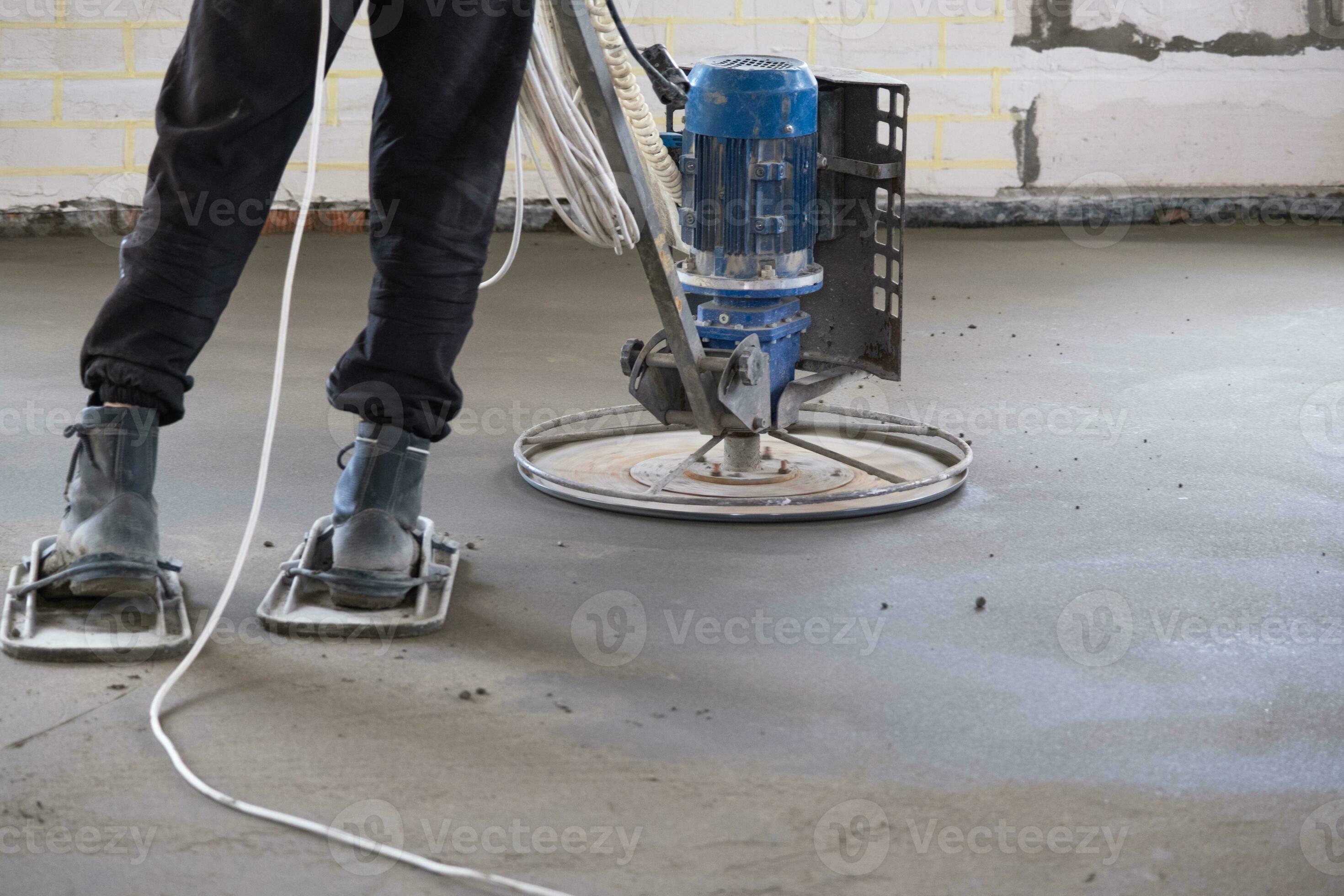 Ramming and grinding of semi dry floor screed by a machine with a