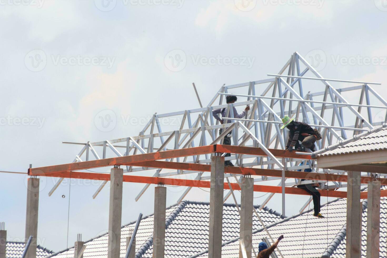 construcción de un casa con un grueso acero marco y techumbre losas para Dom y lluvia proteccion por experto artesanos quien trabajo a alturas requiere precisión y extremo precaución - Español estilo - foto