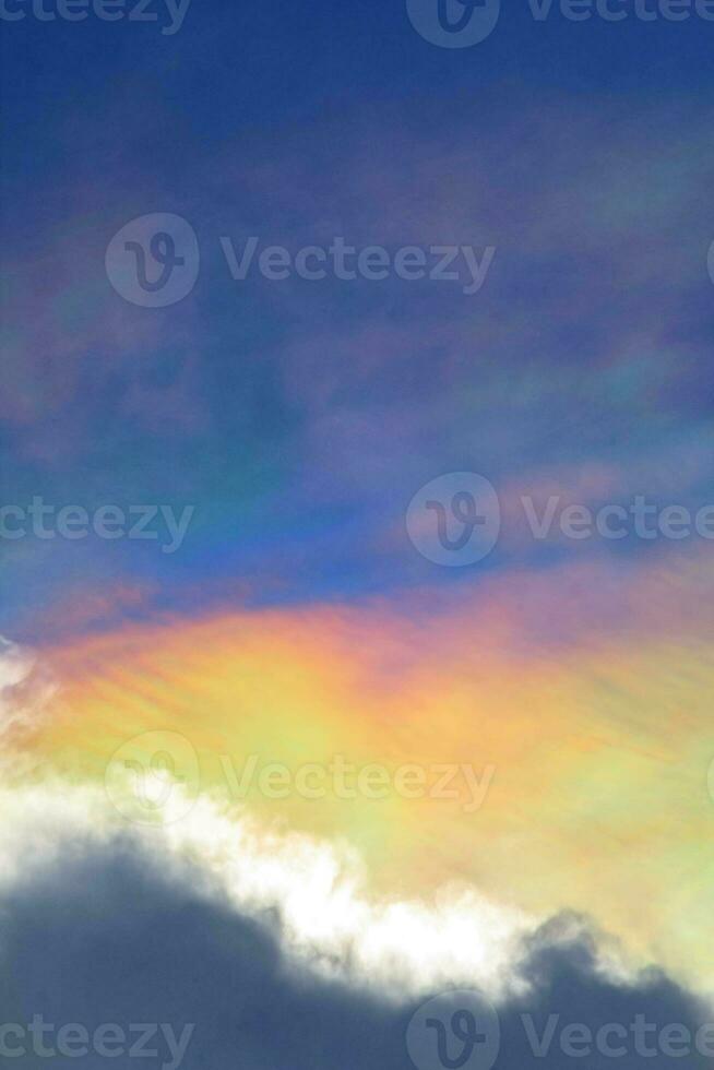 muchos hermosa arco iris nubes son formado después pesado lluvias y natural tormentas y son un natural fenómeno en el hermosa cielo. foto