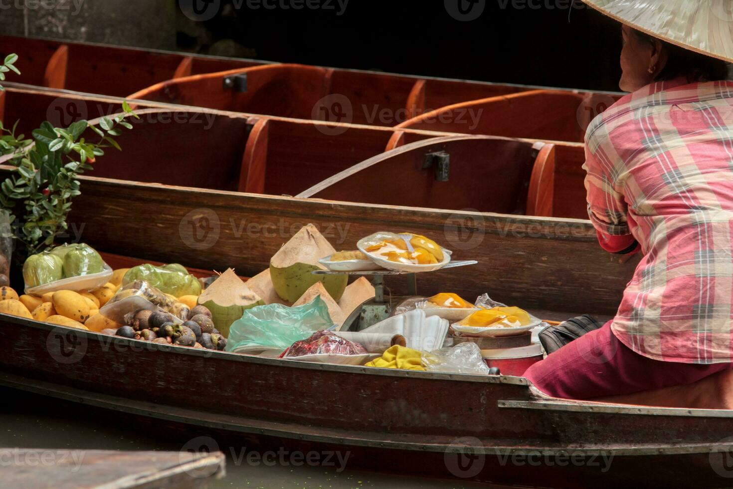 Boats selling various kinds of fruit at Damnoen Saduak Floating Market are a popular tourist destination that Europeans and Chinese like to travel with the traditional way of life of the villagers. photo