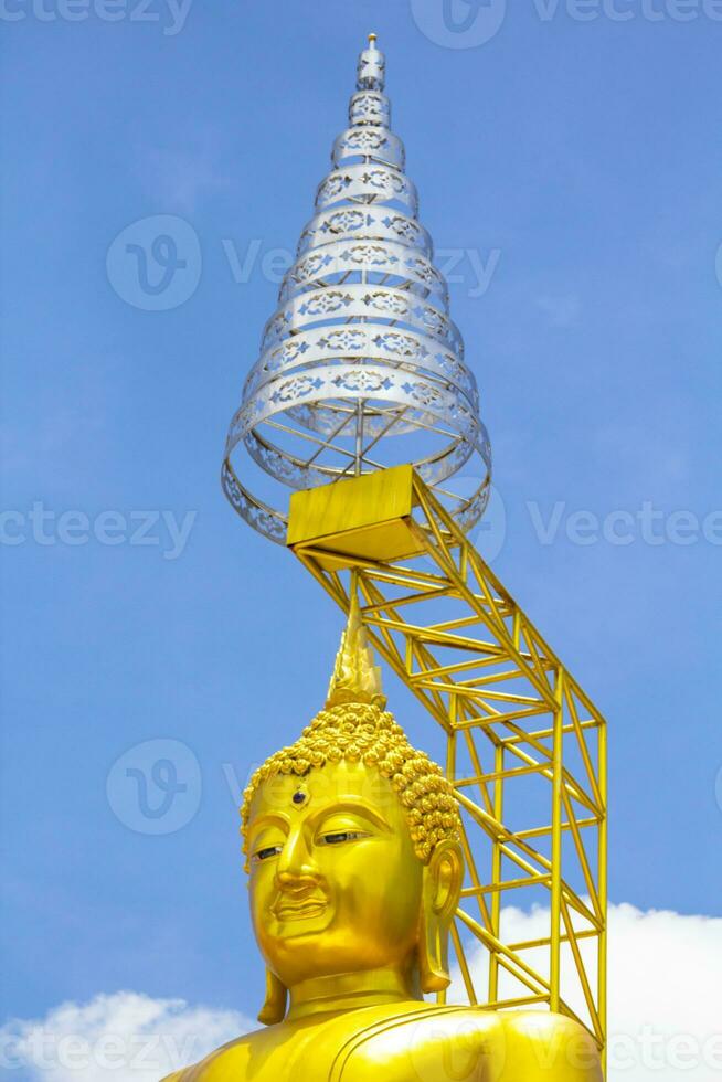 dorado y plata Buda imagen con un escalonado parte superior es un escultura hecho de hierro en el techo de un tailandés templo ese es hermosa y delicado en Arte y artesanía. foto