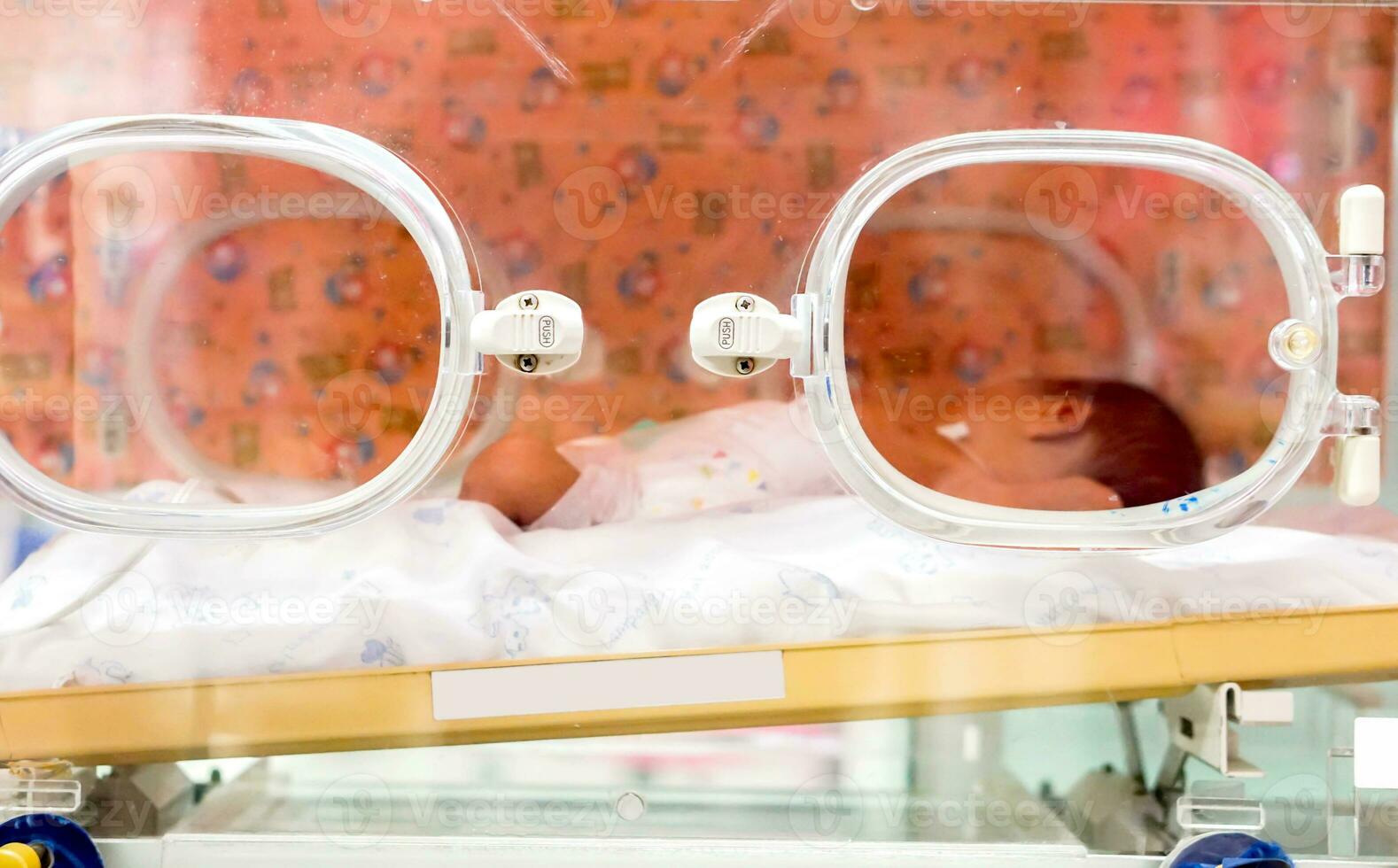 de cerca enfermo recién nacido bebé dormir en un bebé incubadora en un hospital. foto