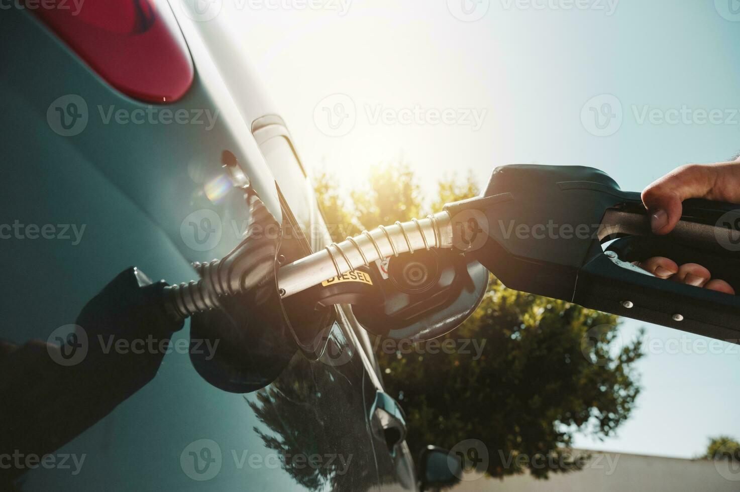 combustible bomba llenar un tanque de un coche en un estación foto