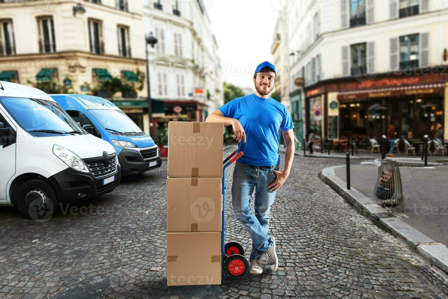 hombre con azul uniforme en frente de el tiendas para entrega y recoger de el bienes foto