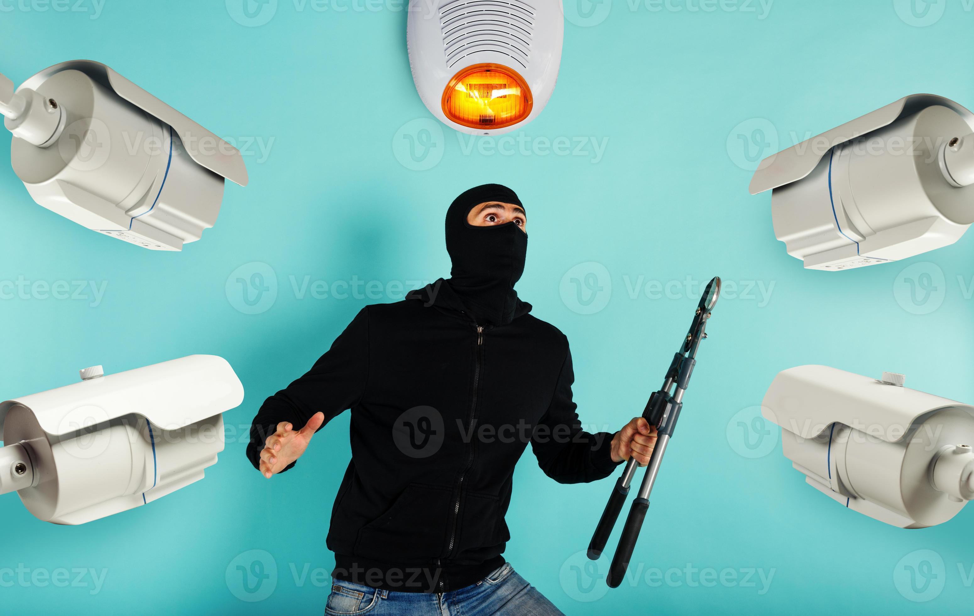 Thief with balaclava and wire cutter was spotted trying to steal in a