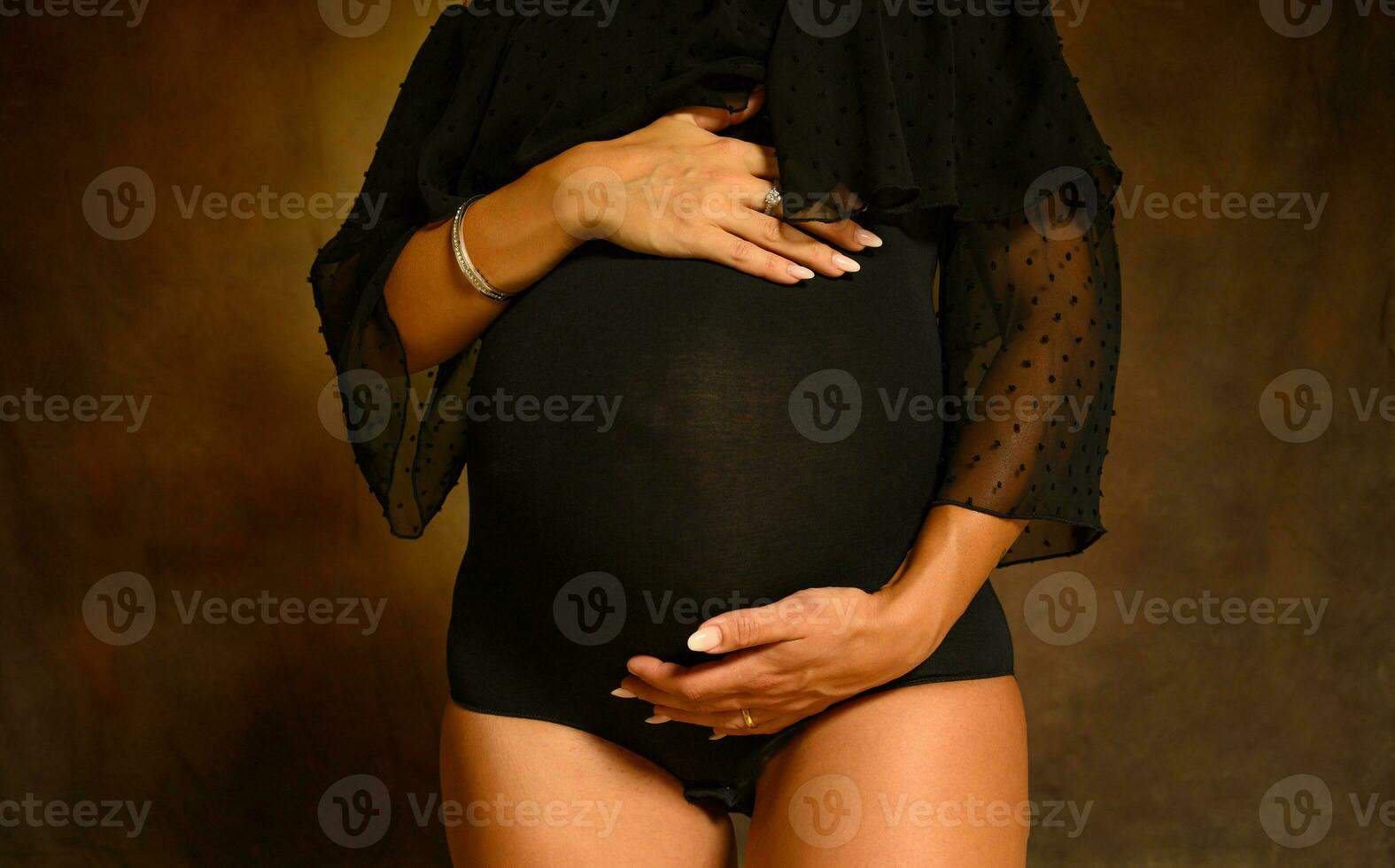 embarazada mujer esperando un niño caricias su barriga foto