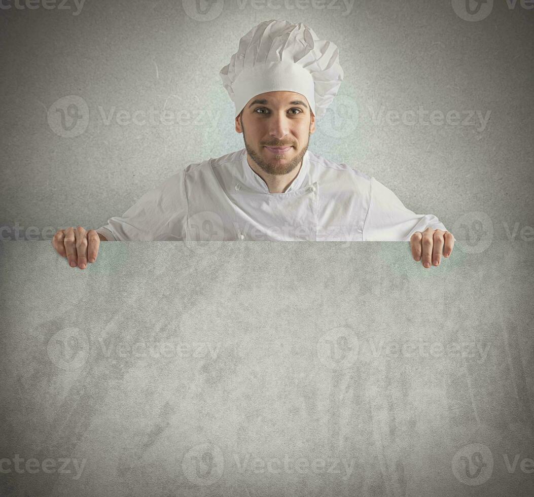 cocinero demostración su menú en un cartelera foto