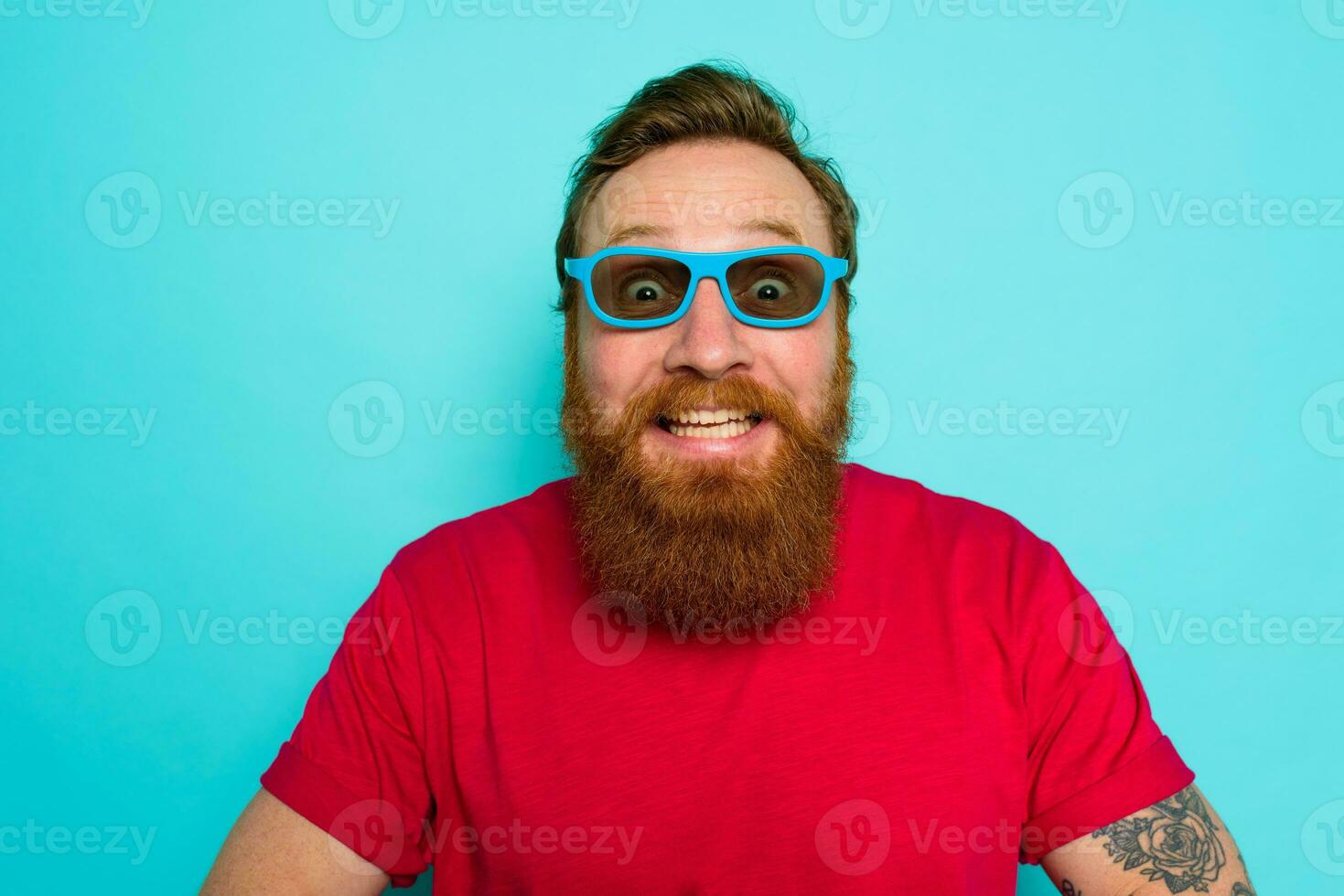 hombre con barba y Gafas de sol es preguntado y contento foto