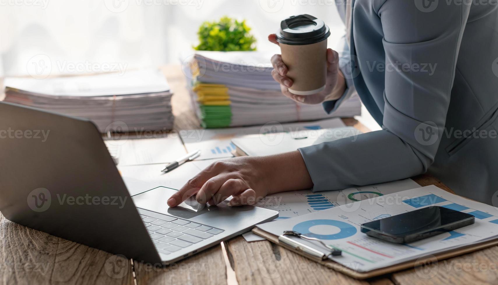 mujer de negocios asiática que usa calculadora y computadora portátil para hacer finanzas matemáticas en un escritorio de oficina, impuestos, informes, contabilidad, estadísticas y concepto de investigación analítica foto