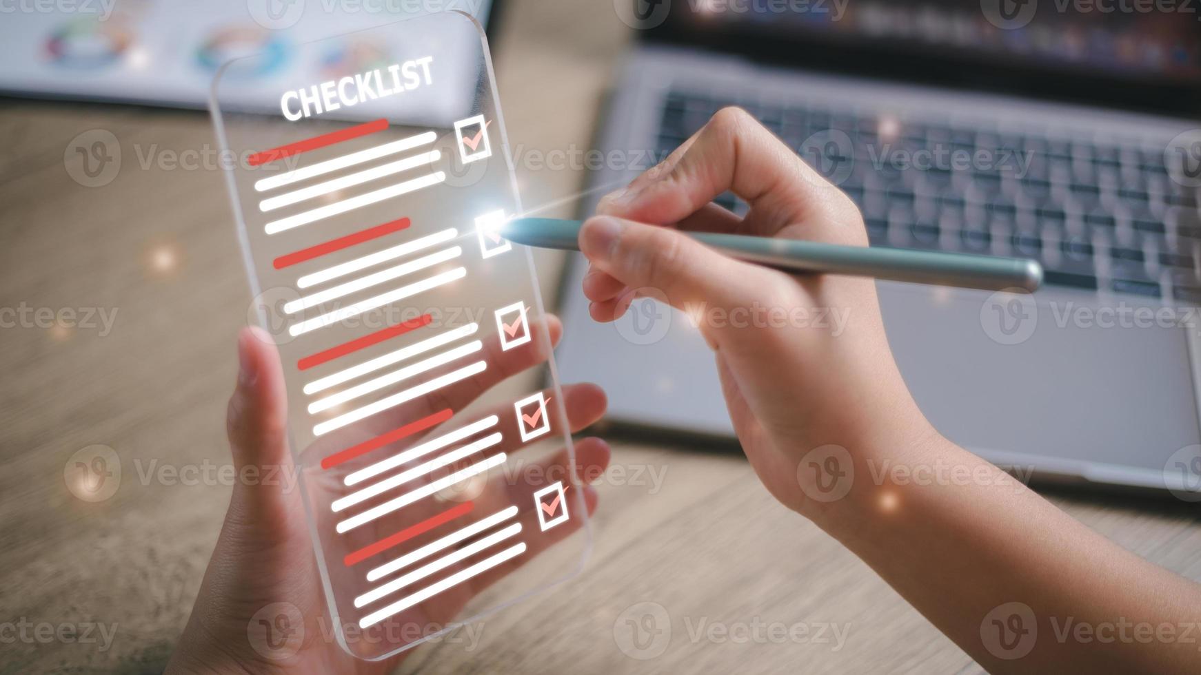Lista de Verificación concepto, mujer cheque marcas en el cheque cajas con marcador rojo en el futurista virtual interfaz pantalla. foto