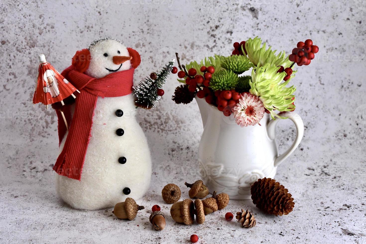 todavía vida con monigote de nieve y flores foto