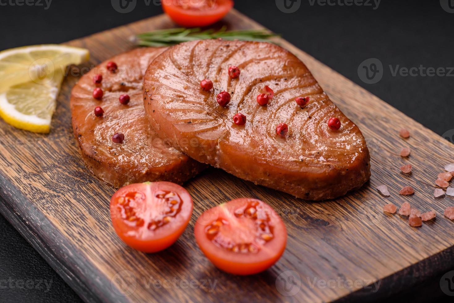 dos horneado rebanadas de atún filete con especias y hierbas foto