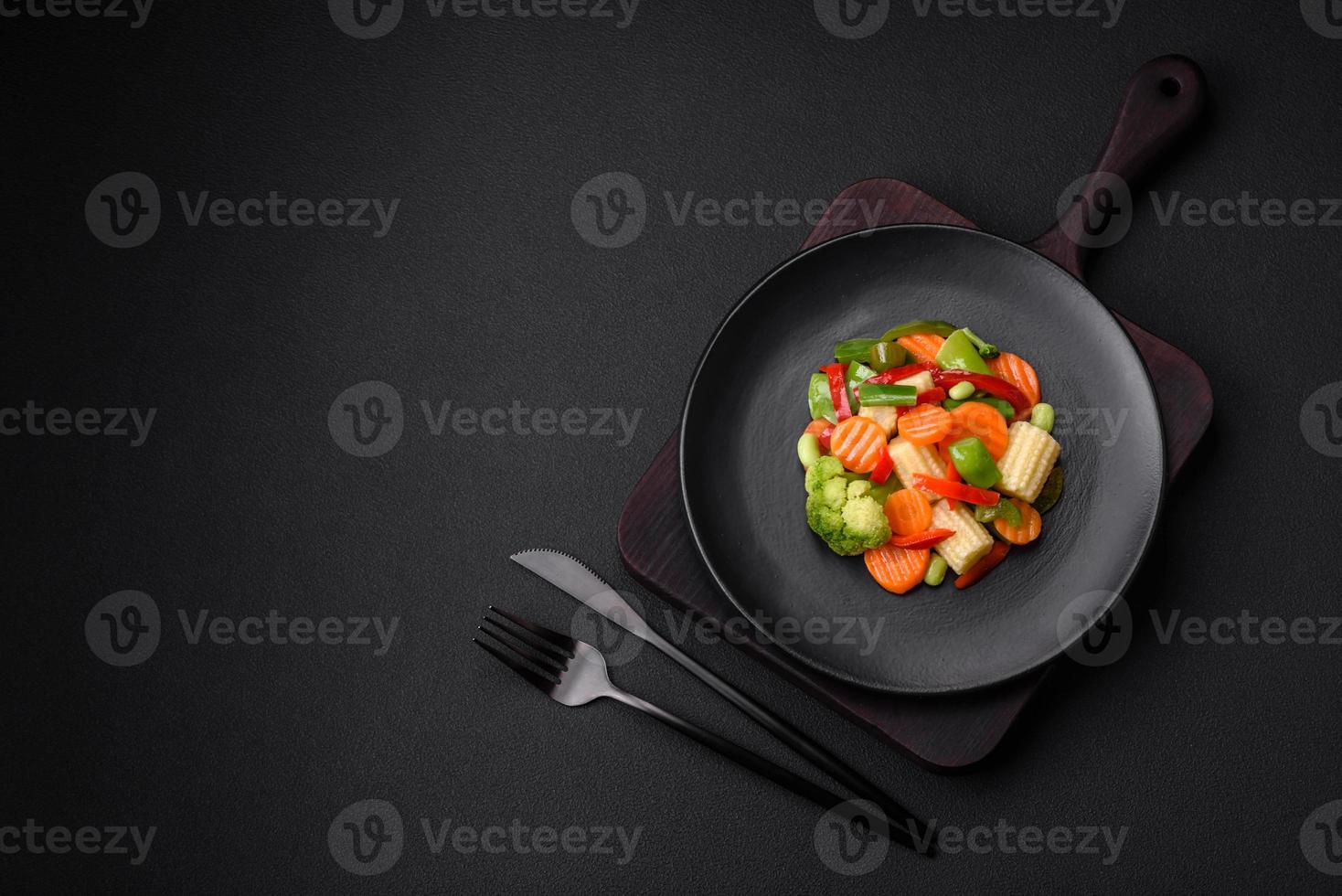 delicioso jugoso brócoli verduras, zanahorias, espárragos frijoles y campana pimientos foto