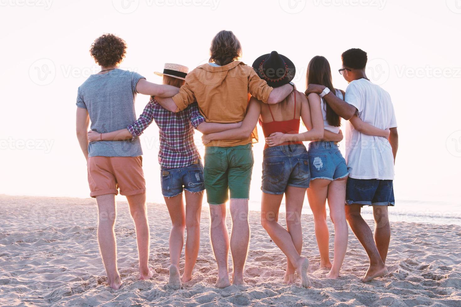 grupo de contento amigos teniendo divertido a Oceano playa foto