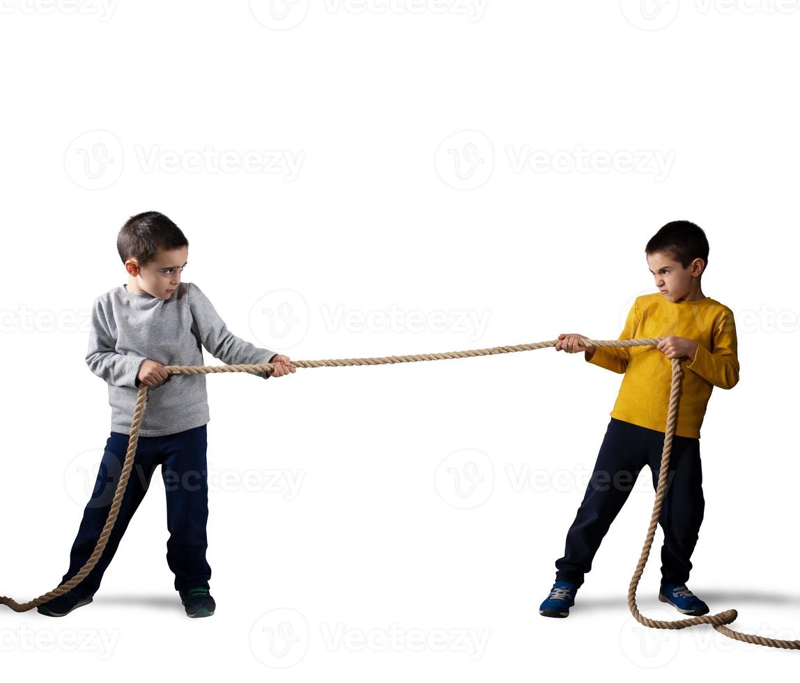 rivalidad de dos hermanos con un cuerda. aislado en blanco antecedentes foto