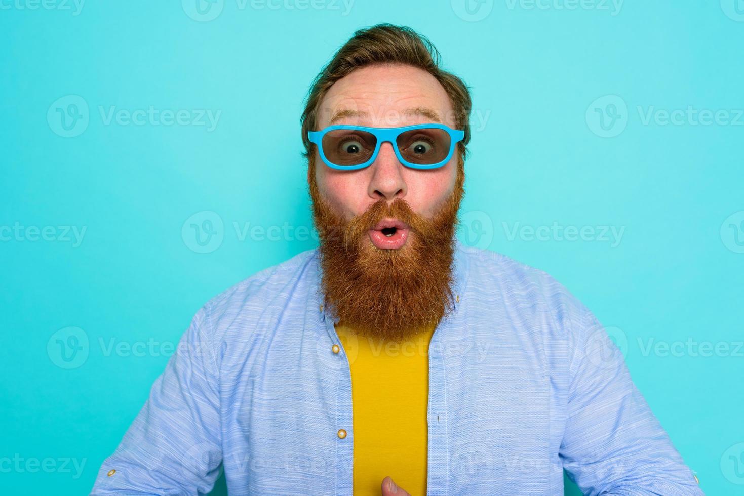 hombre con barba y Gafas de sol es preguntado y contento foto