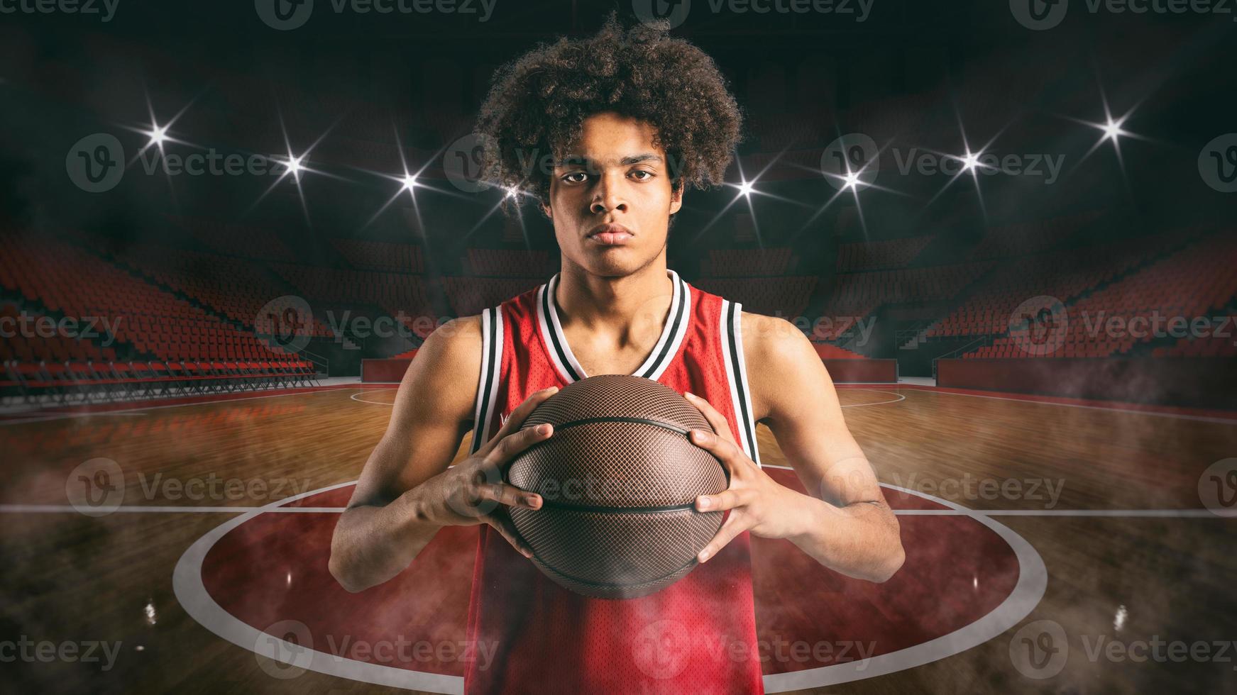 joven africano americano chico con baloncesto en el medio de el estadio foto