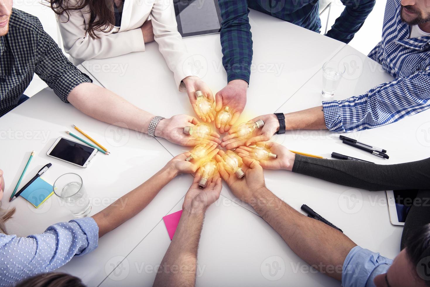 trabajo en equipo y lluvia de ideas concepto con empresarios ese compartir un idea con un lámpara. concepto de puesta en marcha foto