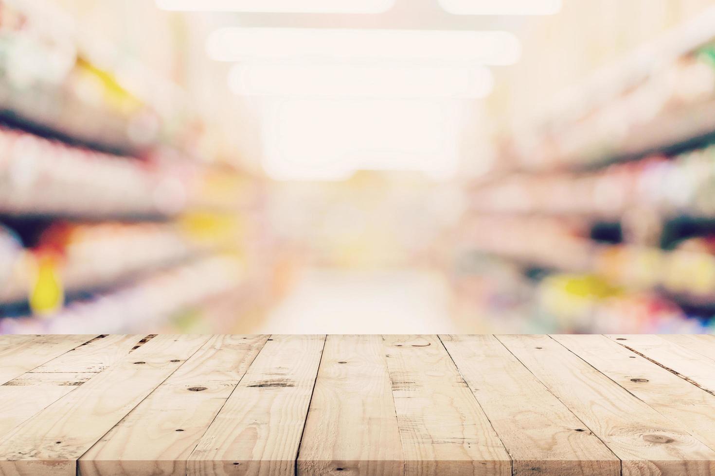 vacío de madera mesa y borroso antecedentes - Tienda de compras centro comercial difuminar antecedentes bokeh con monitor montaje para producto. foto