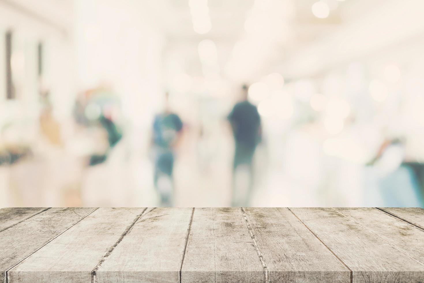 vacío de madera mesa y borroso antecedentes - Tienda de compras centro comercial difuminar antecedentes bokeh con monitor montaje para producto. foto