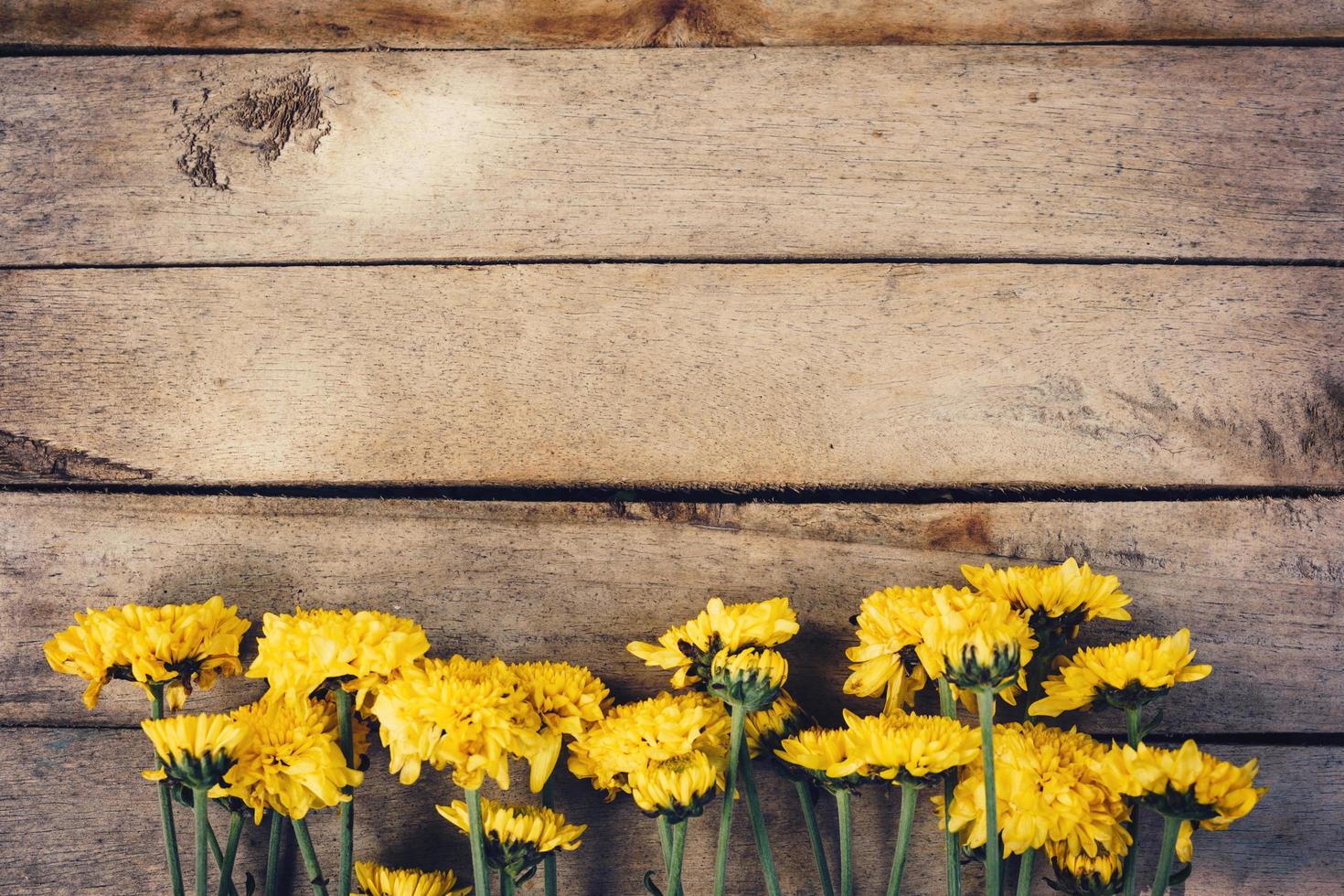 amarillo flores de ramo, parte superior ver en de madera antecedentes textura con Copiar espacio foto