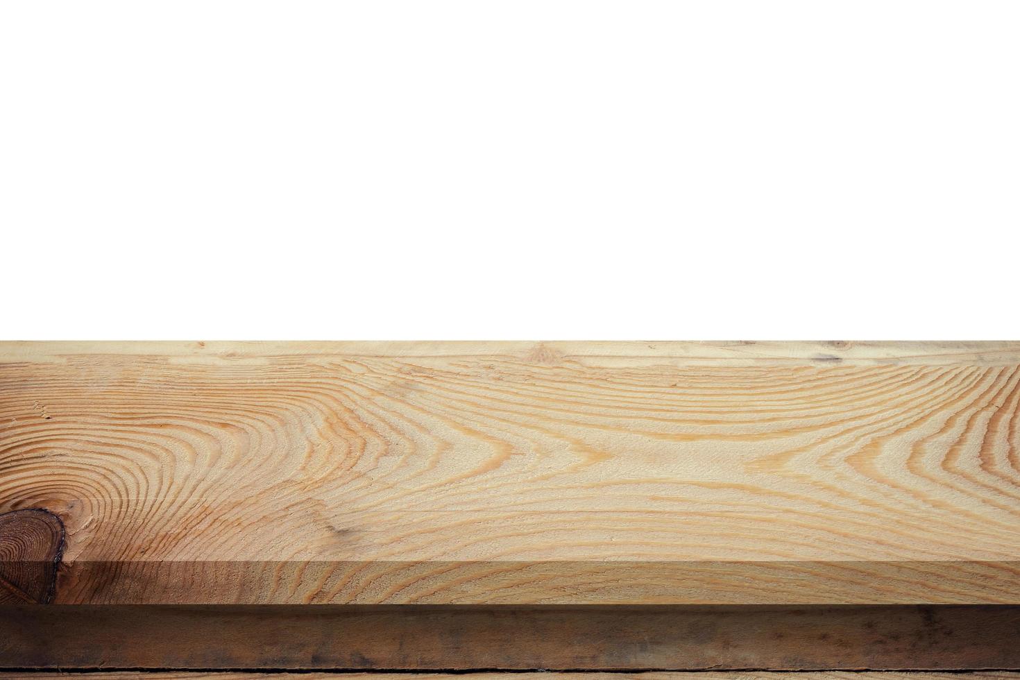 mesa de madera vacía sobre fondo blanco aislado y montaje de exhibición con espacio de copia para el producto. foto