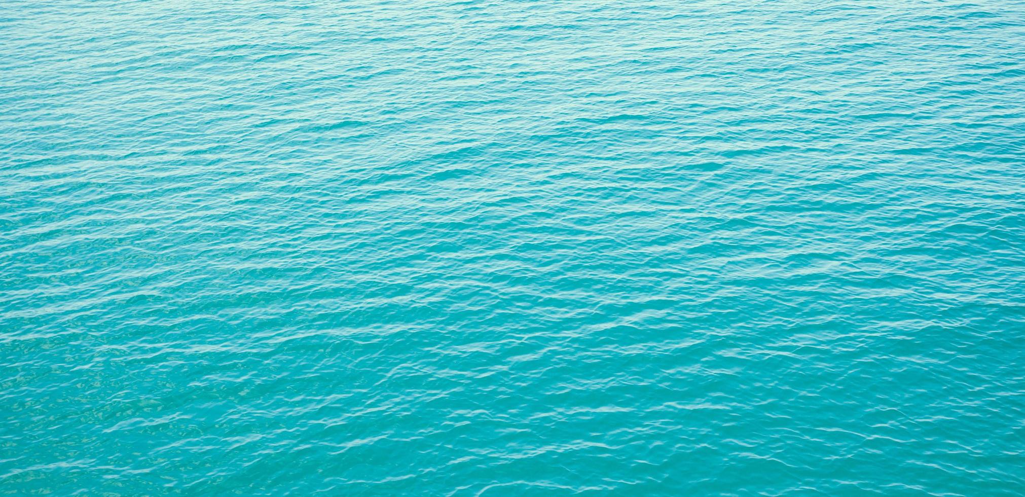 panorama de claro azul mar con olas antecedentes foto