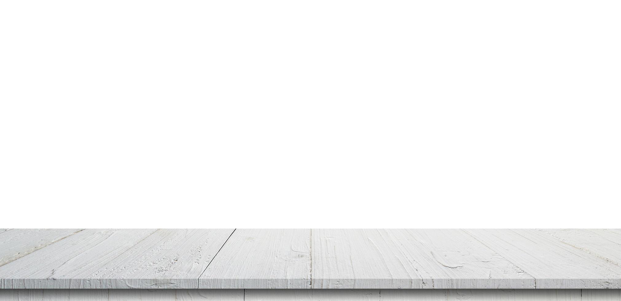vacío madera mesa panorama en aislar blanco antecedentes y monitor montaje con Copiar espacio para producto. foto