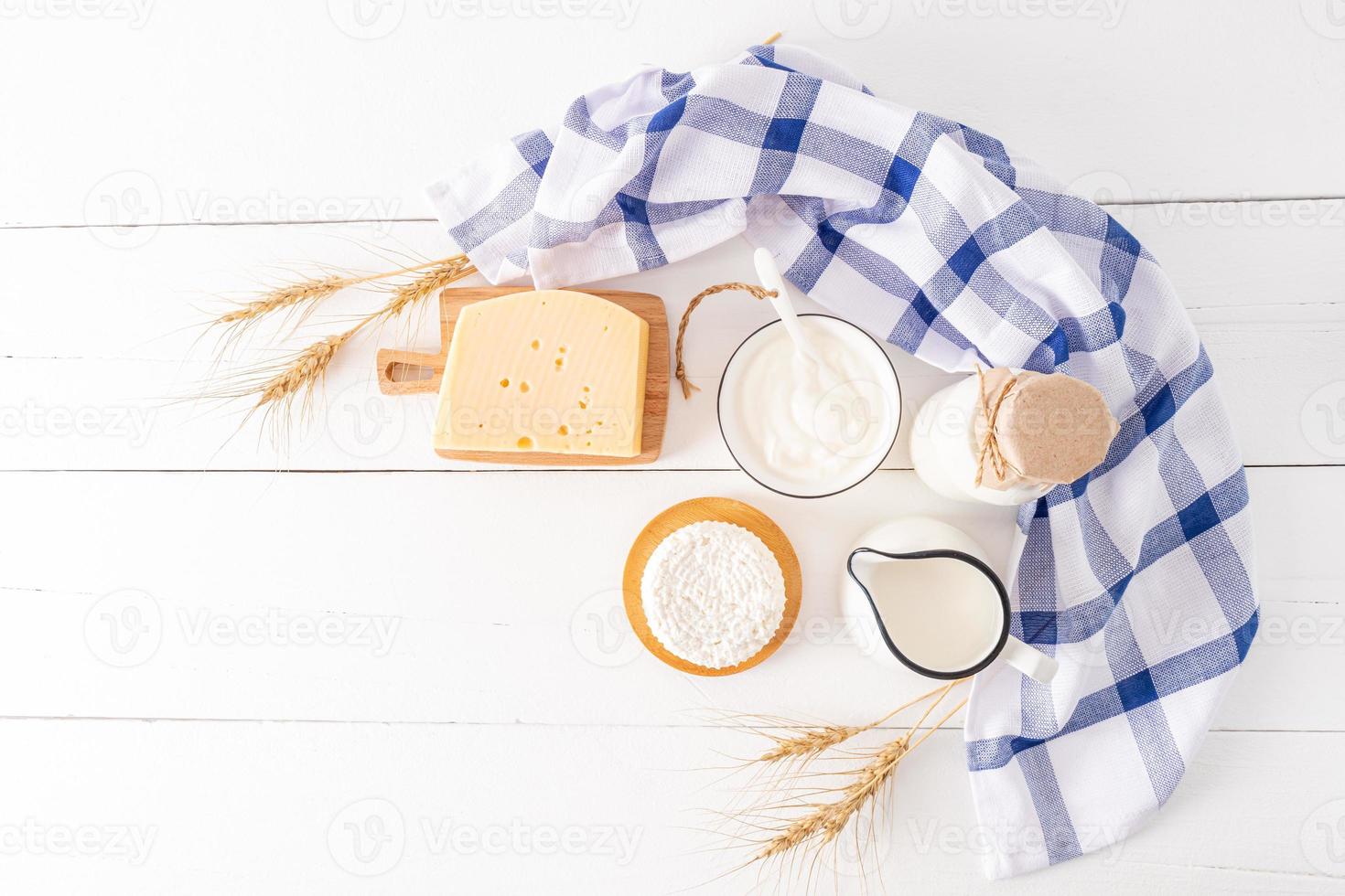 el primavera fiesta de el judios de shavuot. un festivo tarjeta con tradicional comida y orejas de maíz. de madera blanco antecedentes. parte superior vista. Copiar espacio. foto