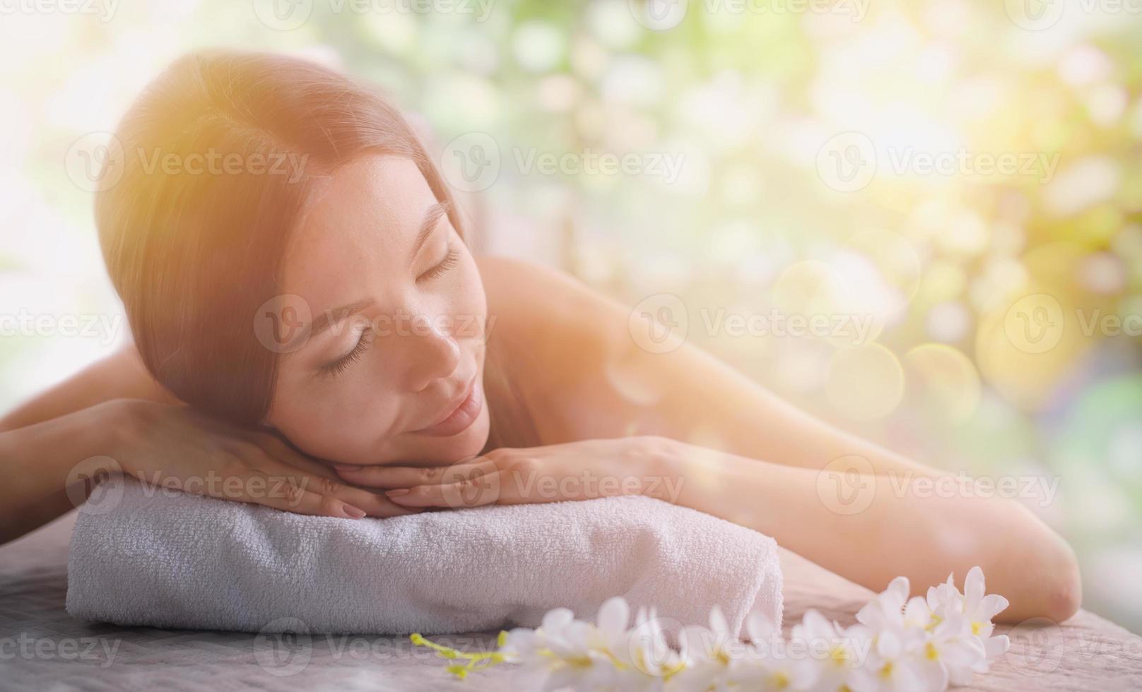 mujer relajante con un masaje en un spa centro. doble exposición foto
