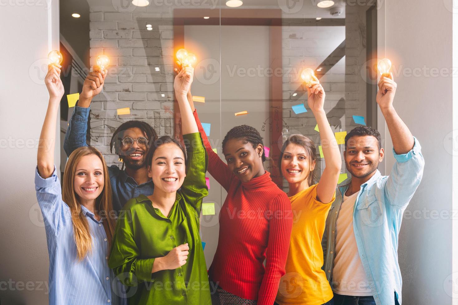 trabajo en equipo y lluvia de ideas concepto con empresarios ese compartir un idea con un lámpara. concepto de puesta en marcha. foto