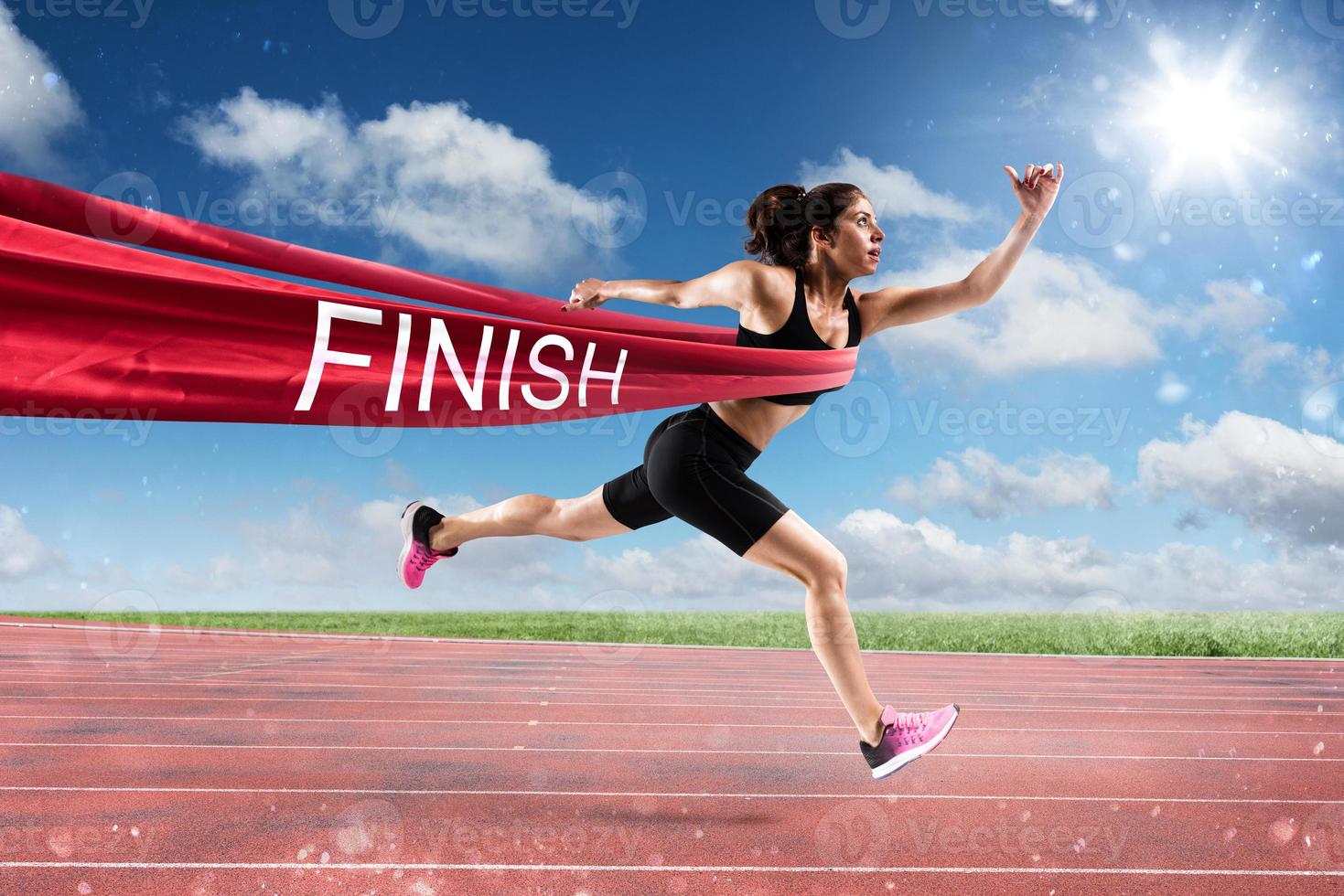 ganador mujer corredor en el terminar línea foto